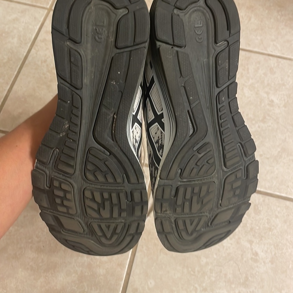 Gray And White Patterned Running Shoes - image 4